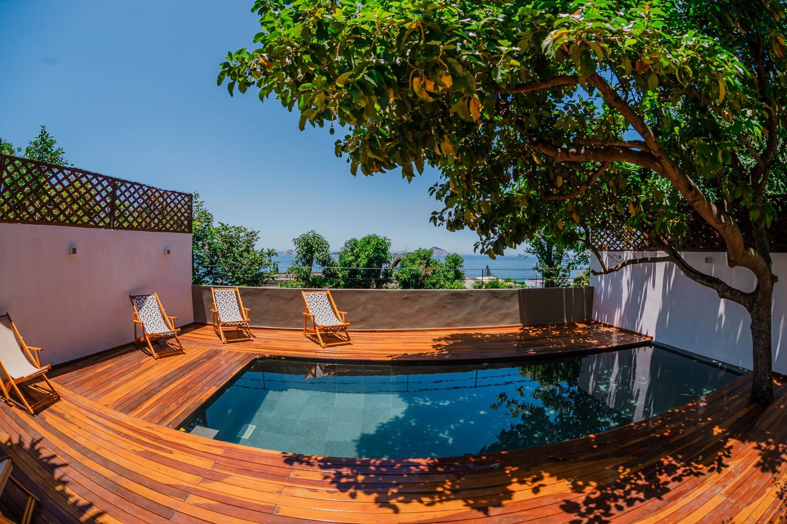 Piscine privée de Vila Oriba, deck en ipé et vue sur les îles de Rio