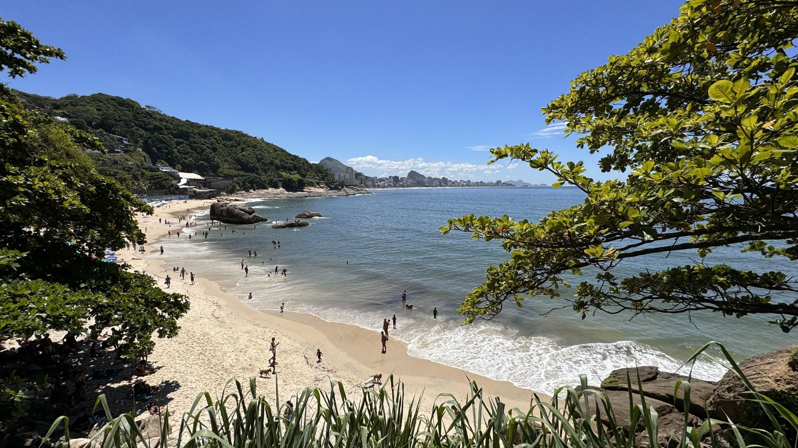 Plage de Vidigal vue depuis le sentier, Leblon et Ipanema au loin