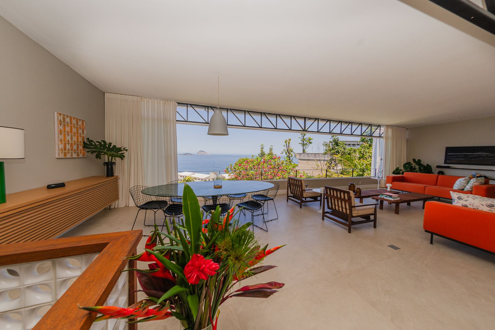 Le salon de 100 m² de Vila Oriba, vue sur la mer et les îles