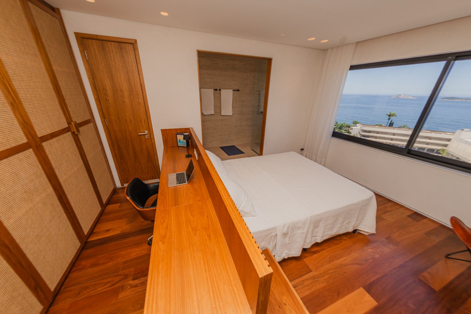 Suite de Vila Oriba, lit double, boiseries et vue sur l'océan