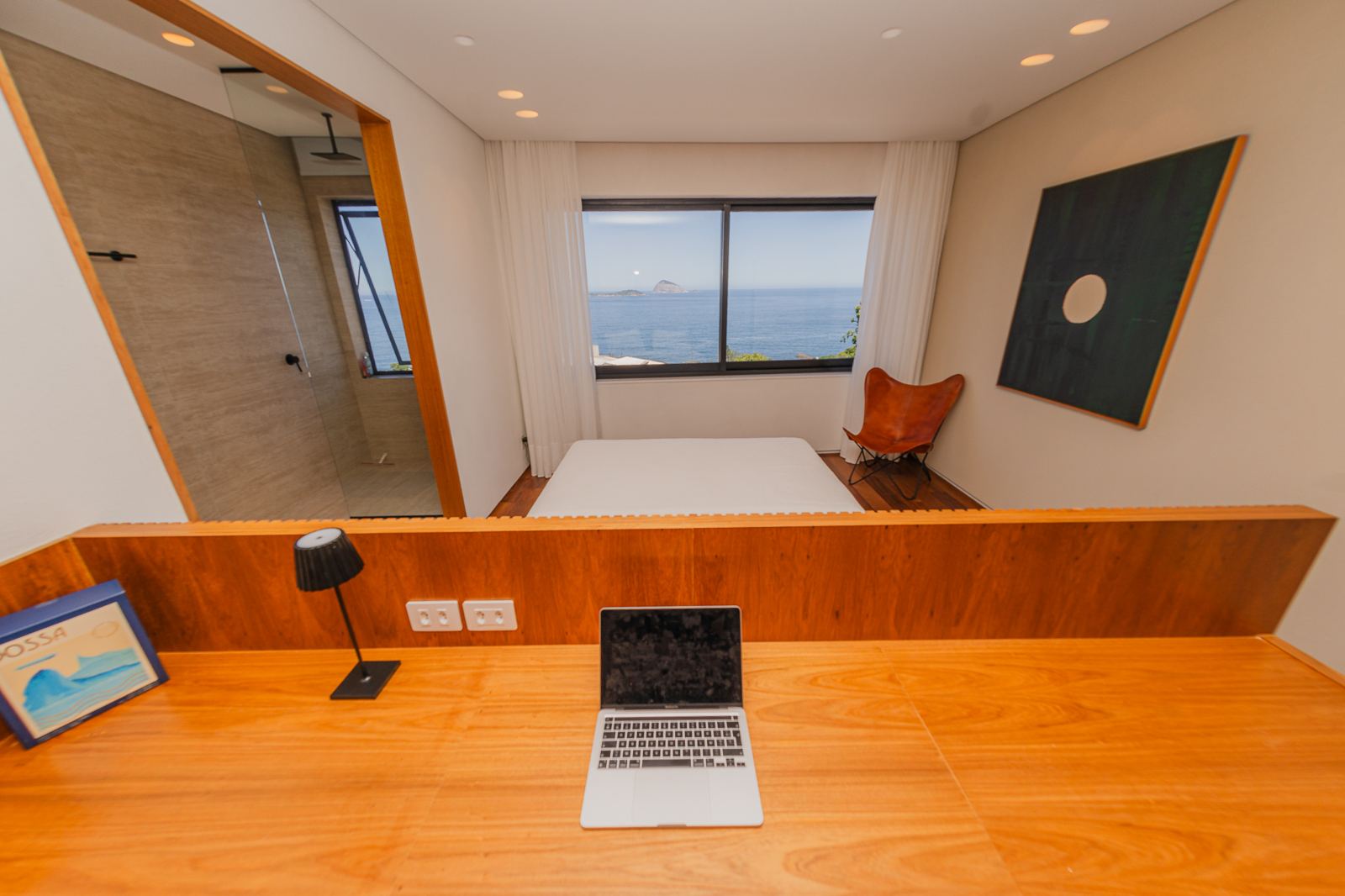 Suite de Vila Oriba avec lit double, bureau et fenêtre sur la mer